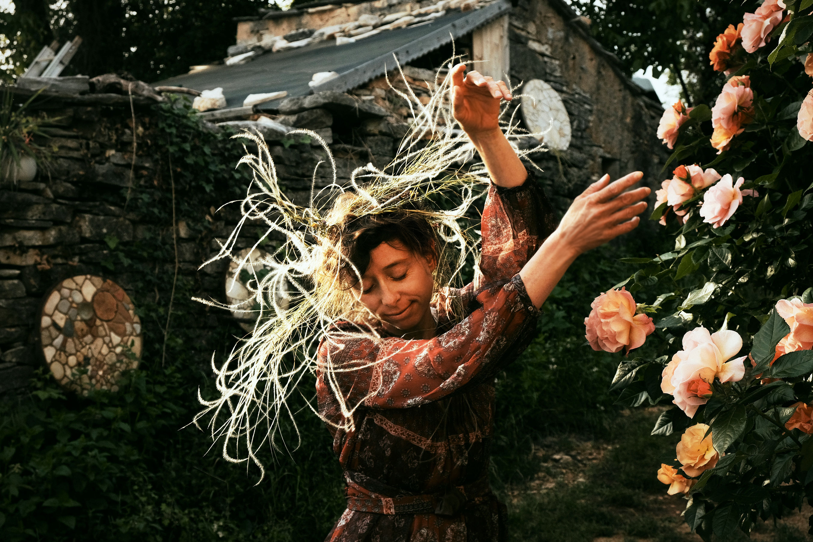 Nadine lacht zwischen Rosenblüten