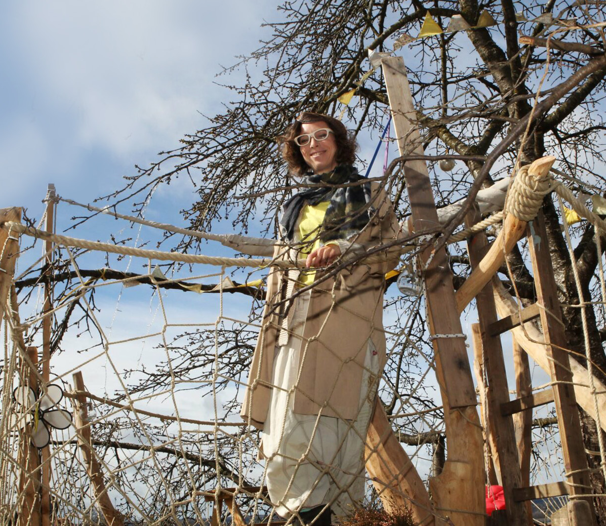 Blick auf geflochtenes Haar zwischen Rosenblüten