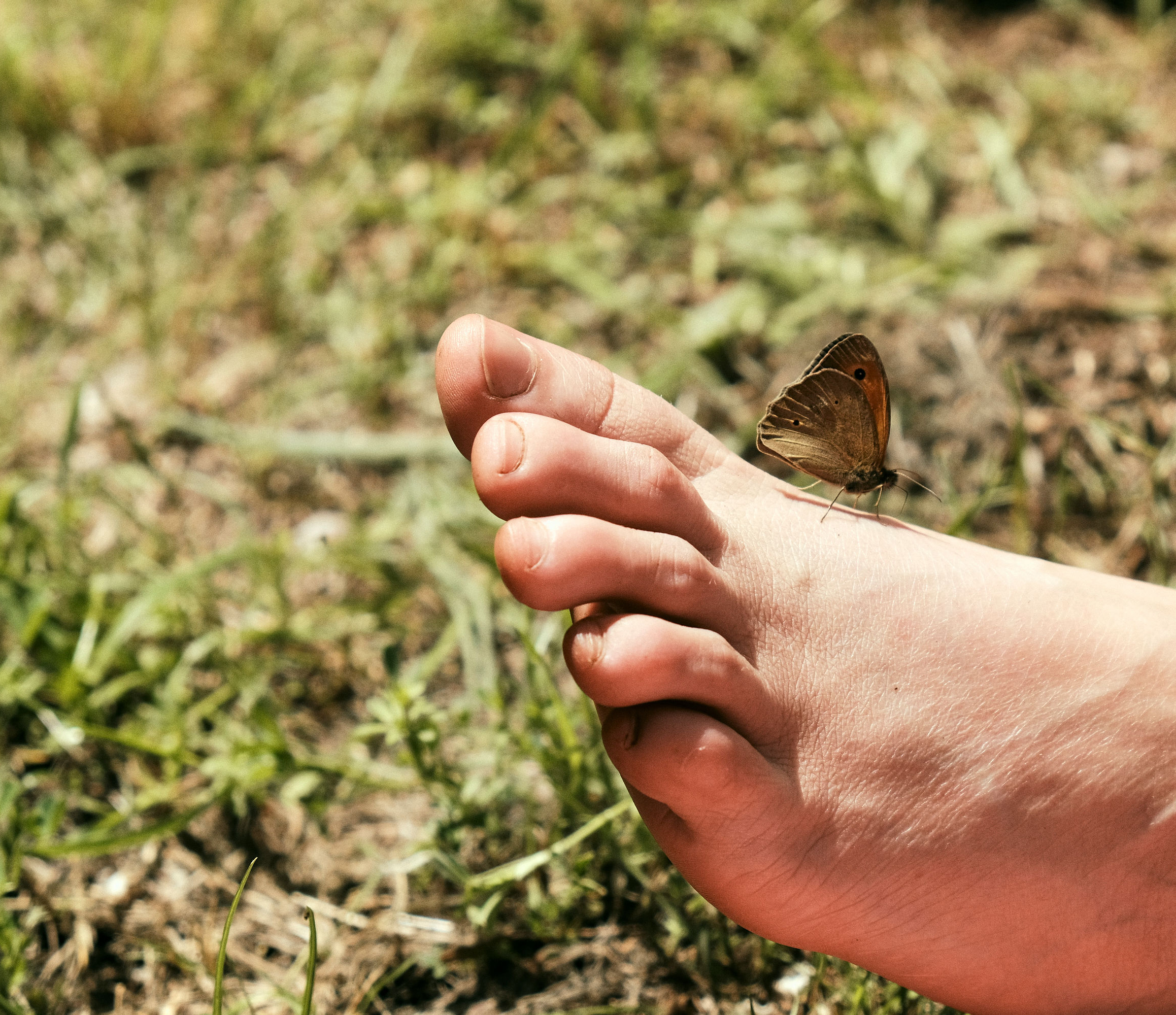 Frau in verwunschener Ruine umgeben von Natur